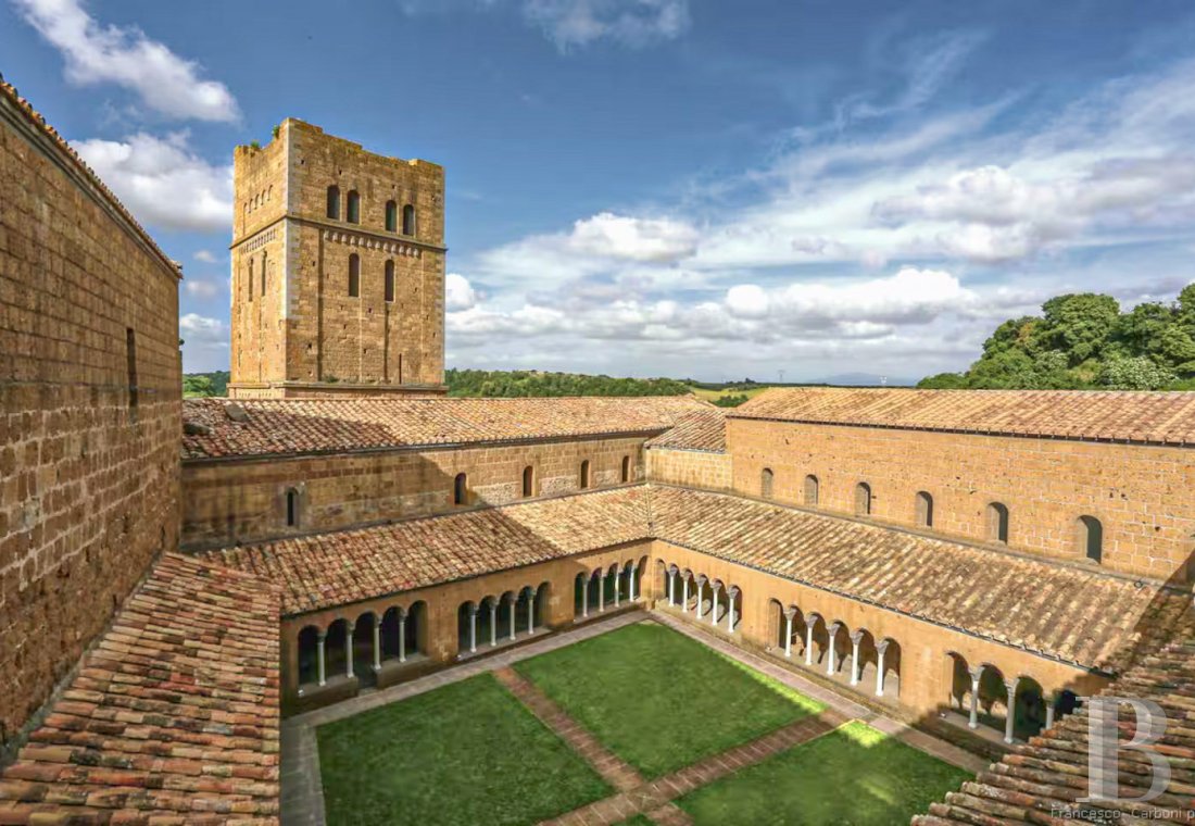 En Italie, au sud de Tuscania dans la province de Viterbe, une ancienne abbaye cistercienne réhabilitée au tournant du siècle - photo  n°32